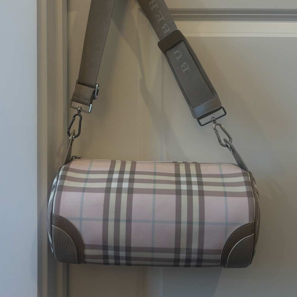 Authentic Burberry vintage pink round roll bag! - Picture 2 of 3